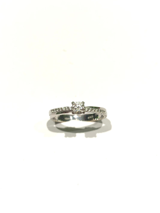 Anello in oro bianco 18kt con zircone solitario e gambo ricoperto da piccoli zirconi.

Dimensione zircone 0,3 cm.

Misura 14.