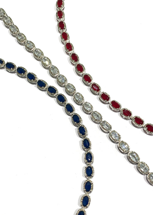 Bracciale tennis in argento con zirconi bianchi e colorati.

Disponibile con zirconi bianchi, con blu zaffiro e rosso rubino.

Lunghezza colore blu e bianco 18 cm.

Lunghezza colore rosso 18 cm + prolunga di 2 cm per un totale di 20 cm (visibile in foto).

Dimensione 0,5 cm.