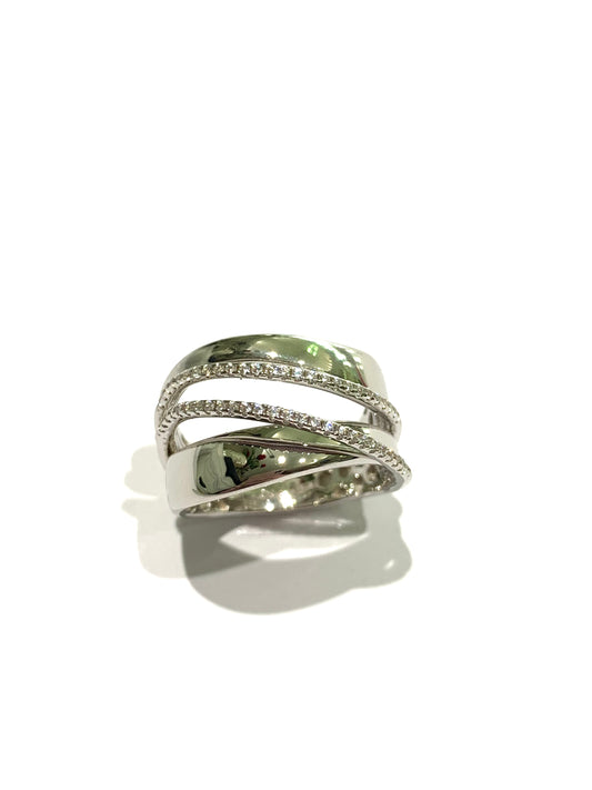 Anello in argento attraversato da due sottili barrette diagonali ricoperte di zirconi.

Misura 14.

Larghezza 1,3 cm.
