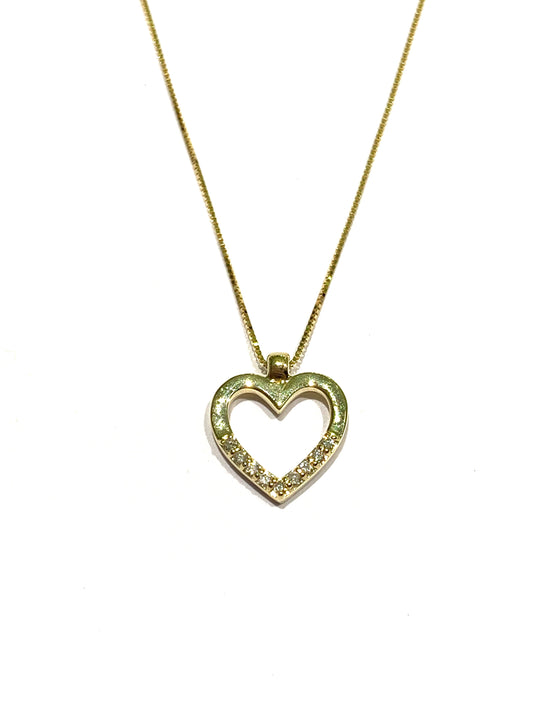 Collana in oro giallo 18kt con cuoricino ricoperto da diamanti.
Lunghezza catena 44 cm.
Caratura diamanti 0,04.
Dimensione cuore 1 cm.