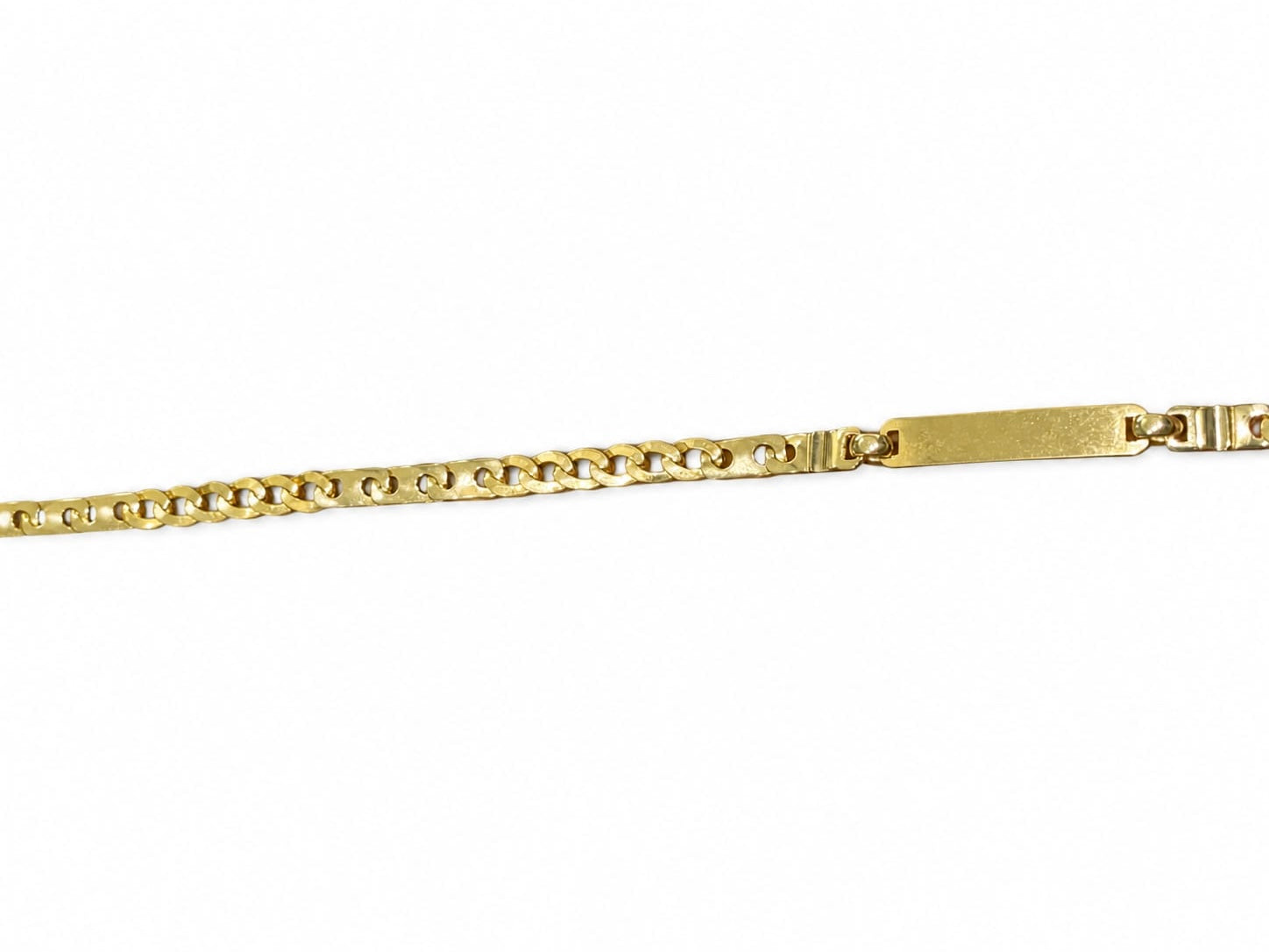 Bracciale in oro giallo 18kt con maglia a catena e piastrina per poter scrivere un’incisione. 

Lunghezza 18,5 cm, adatta a un ragazzo.

Dimensione piastrina 2x0,3 cm.