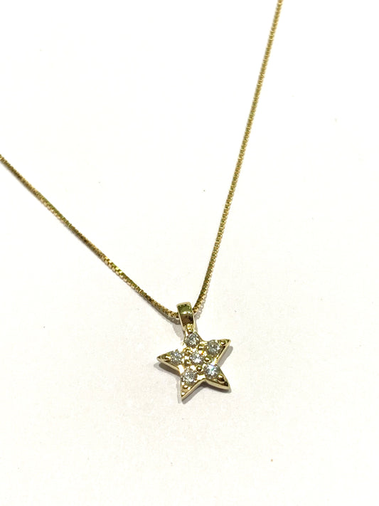 Collana in oro giallo 18kt con ciondolo a forma di stella ricoperta da diamanti.
Lunghezza catena 44 cm.
Caratura diamanti 0,06.
Dimensioni ciondolo 0,6 cm.