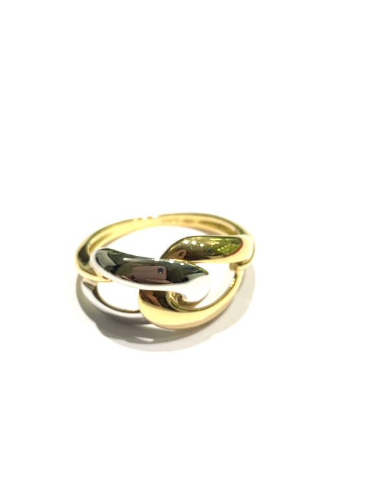 Anello in oro bianco e giallo 18kt con intrecci.
Larghezza 1 cm.
Misura 16.