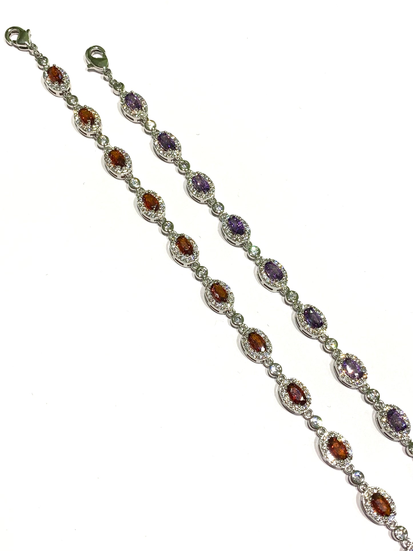 Bracciale tennis in argento con zirconi colorati circondati da zirconi bianchi. Disponibile nel colore rosso rubino oppure lilla ametista.
Lunghezza regolabile da 16 a 19 cm. 

Dimensione zirconi 0,5 cm.