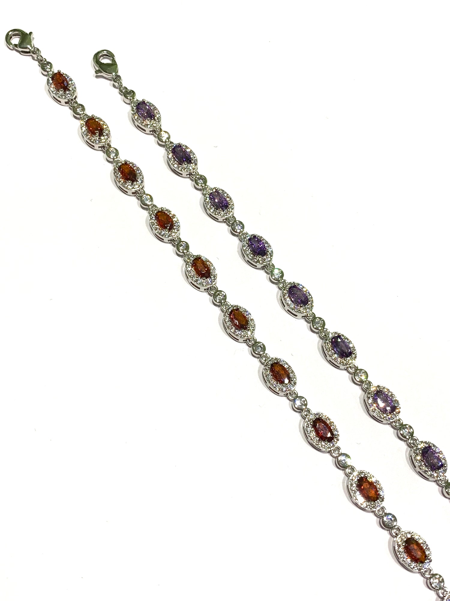 Bracciale tennis in argento con zirconi colorati circondati da zirconi bianchi. Disponibile nel colore rosso rubino oppure lilla ametista.
Lunghezza regolabile da 16 a 19 cm. 

Dimensione zirconi 0,5 cm.
