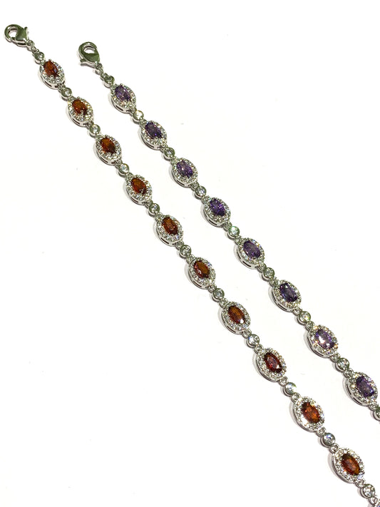 Bracciale tennis in argento con zirconi colorati circondati da zirconi bianchi. Disponibile nel colore rosso rubino oppure lilla ametista.
Lunghezza regolabile da 16 a 19 cm.
Dimensione zirconi 0,5 cm.
