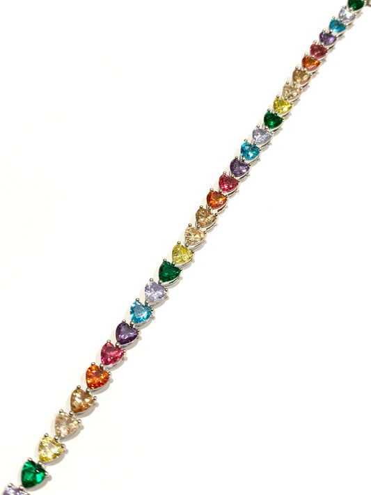 Bracciale tennis in argento con zirconi multicolore con effetto arcobaleno a forma di cuore.
Lunghezza 18 cm.
Dimensione zirconi 0,4 cm.