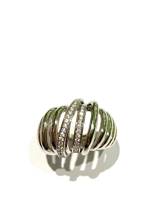 Anello in argento con fasce verticali di cui la centrale ricoperta da zirconi.
Larghezza fascia 1,5 cm.
Misura 12.