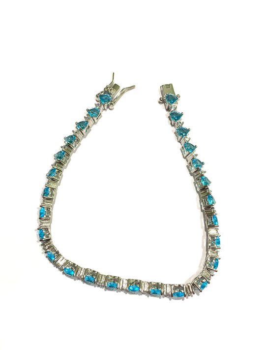 Bracciale tennis in argento con zirconi azzurri a forma di cuore alternati a zirconi bianchi.

Lunghezza 18 cm. 

Dimensione zirconi 0,4 cm.