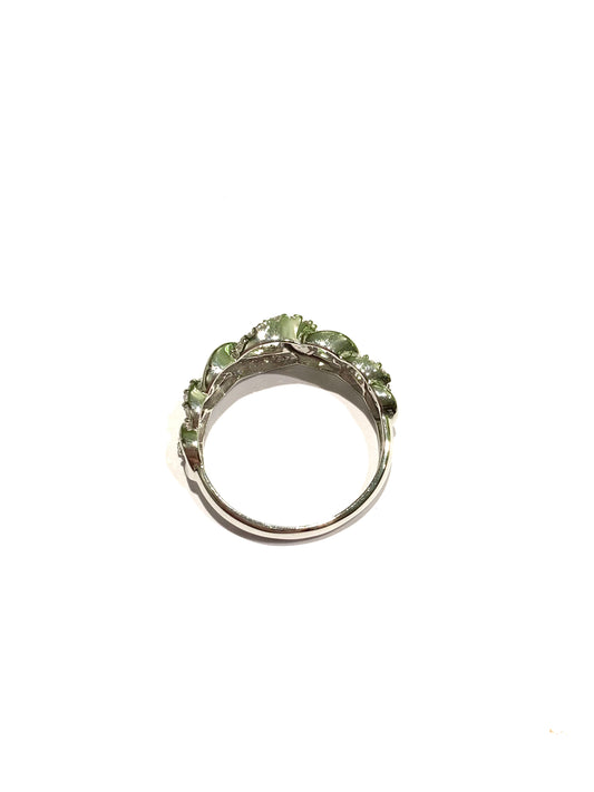 Anello in oro bianco 18kt a forma di catena, in parte ricoperta da zirconi.
Dimensione catena 0,7 cm nella parte più ampia.
Misura 14.