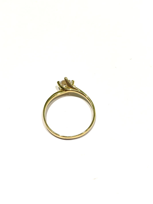 Anello solitario in oro giallo 18kt con zircone solitario e gambo incrociato.

Dimensione zircone 0,4 cm.

Misura 14.