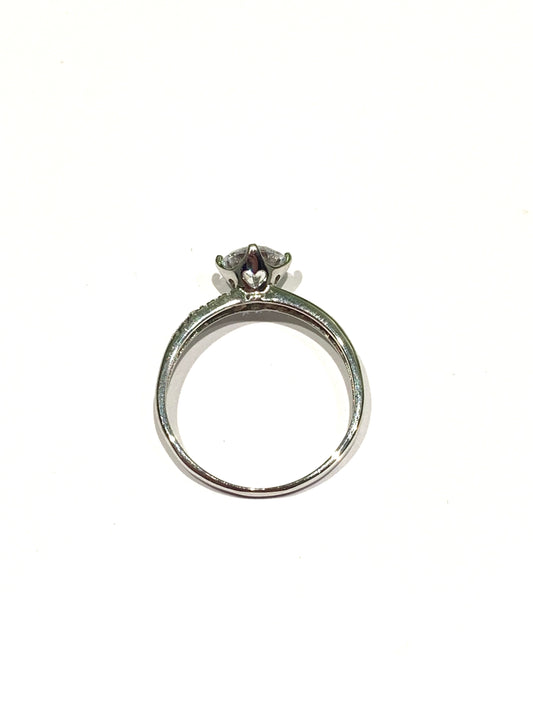 Anello in oro bianco 18kt con zircone solitario e gambo ricoperto da zirconi.
Dimensione zircone 0,5 cm.
Misura 14.