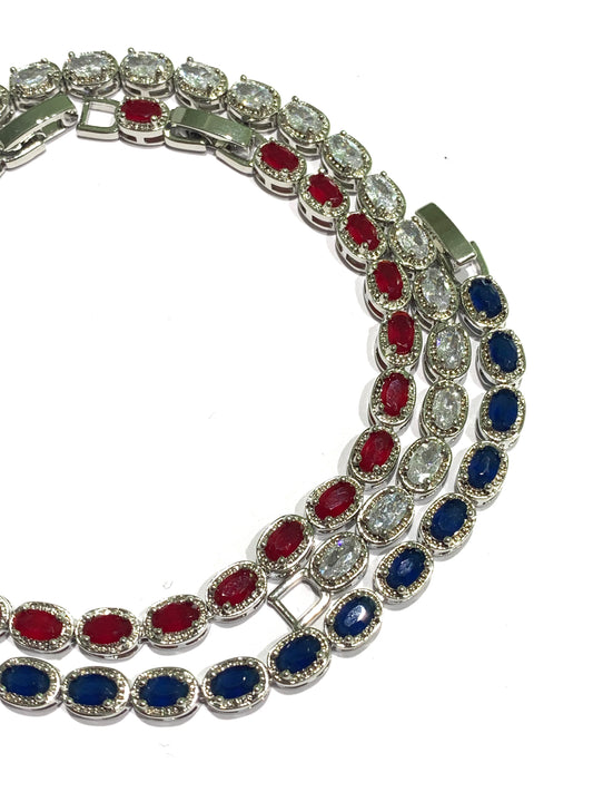 Bracciale tennis in argento con zirconi bianchi e colorati.

Disponibile con zirconi bianchi, con blu zaffiro e rosso rubino.

Lunghezza colore blu e bianco 18 cm.

Lunghezza colore rosso 18 cm + prolunga di 2 cm per un totale di 20 cm (visibile in foto).

Dimensione 0,5 cm.