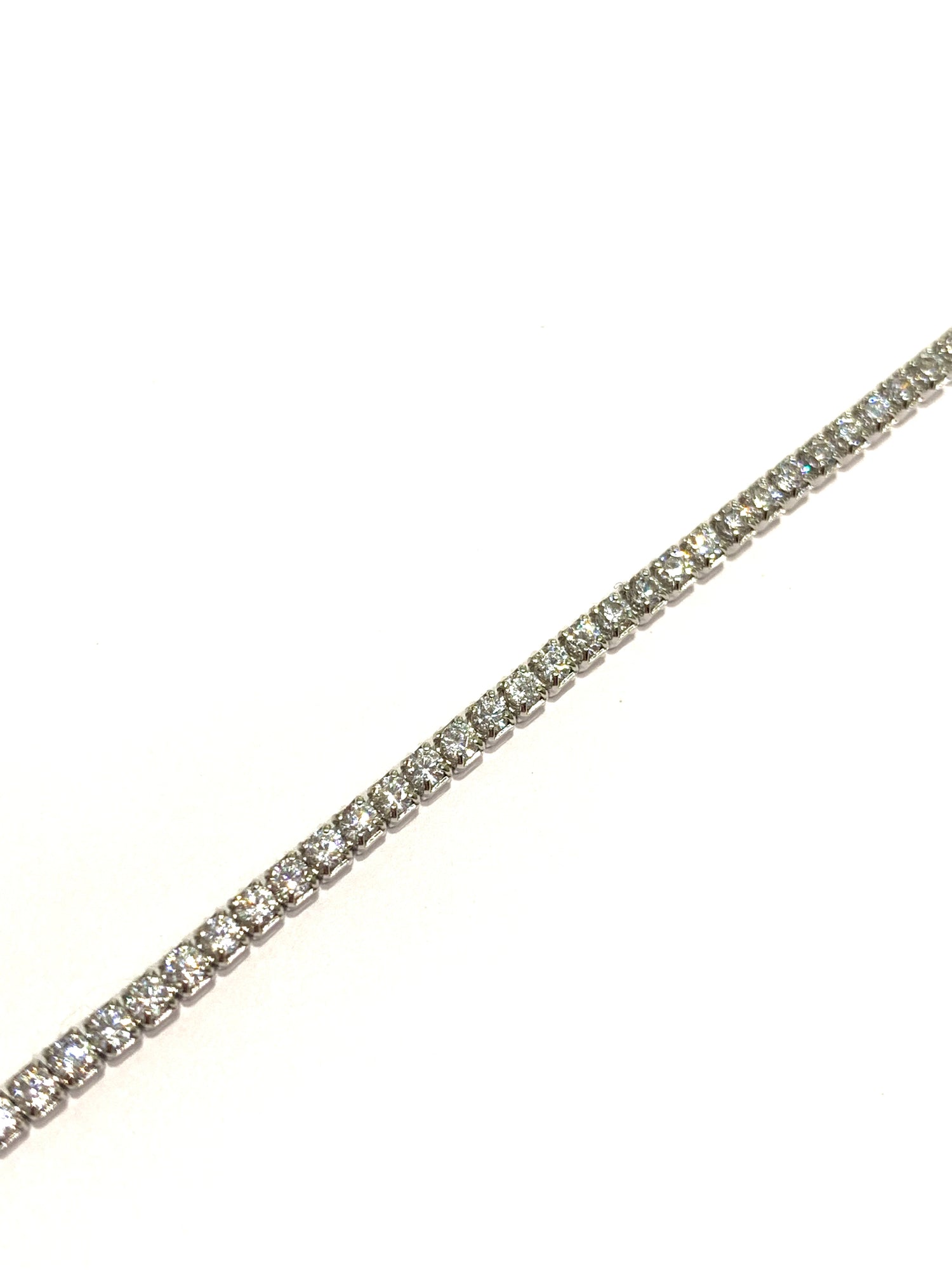 Bracciale tennis sottile in argento con zirconi colorati.

Disponibili più varianti: rosa, lilla, bianco, rosso, acquamarina, dorato.

Lunghezza regolabile da 16,5 a 19,5 cm. 

Larghezza totale 0,2 cm.