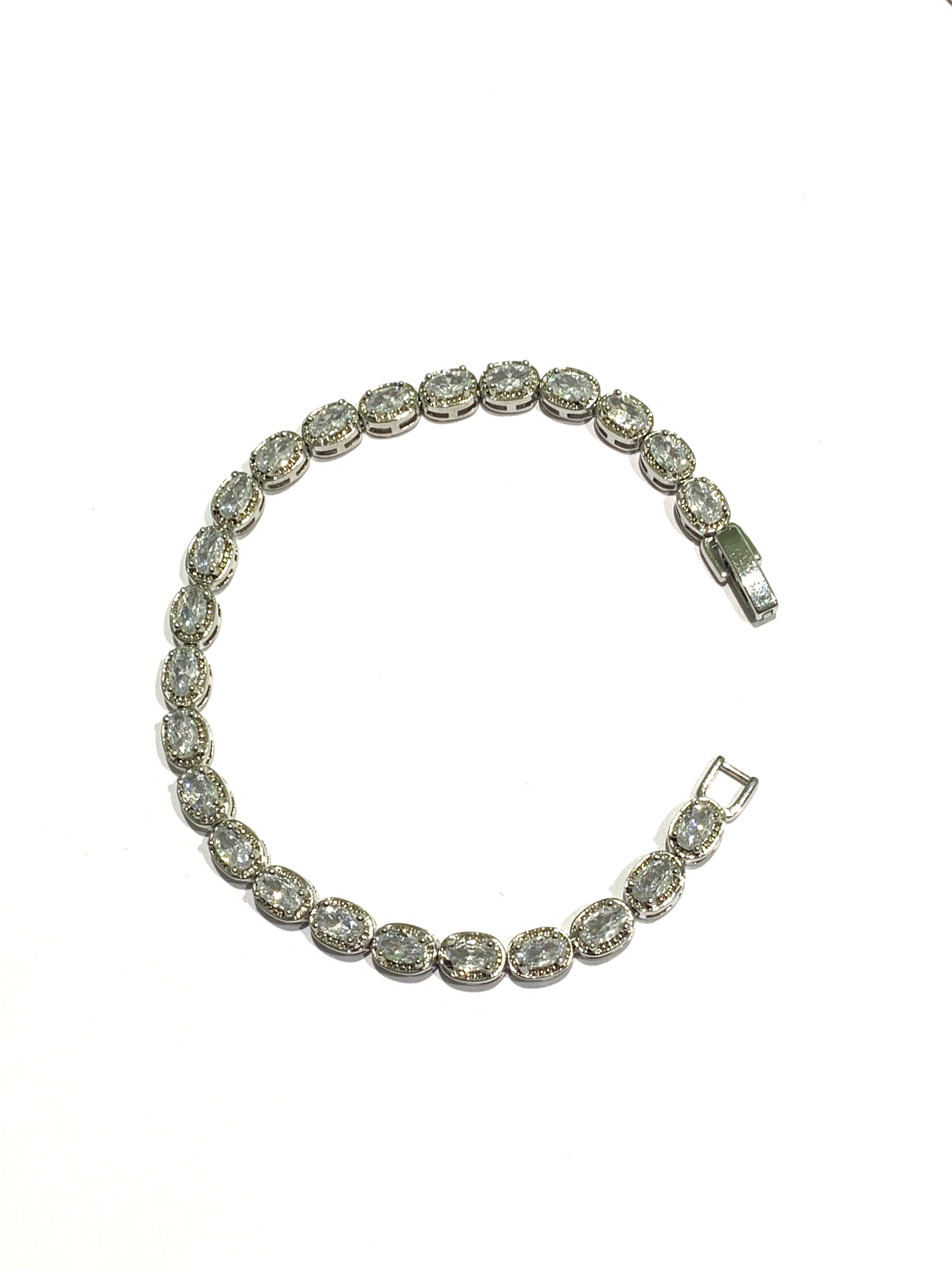 Bracciale tennis in argento con zirconi bianchi e colorati.

Disponibile con zirconi bianchi, con blu zaffiro e rosso rubino.

Lunghezza colore blu e bianco 18 cm.

Lunghezza colore rosso 18 cm + prolunga di 2 cm per un totale di 20 cm (visibile in foto).

Dimensione 0,5 cm.