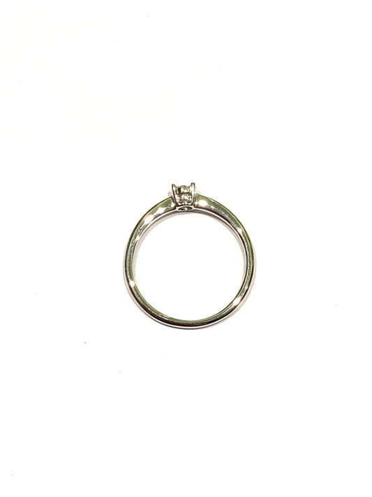 Anello in oro bianco 18kt con diamante solitario circondato da piccoli diamanti.
Diamante 0,06 carati.
Dimensione 0,3 cm.
Misura 16.