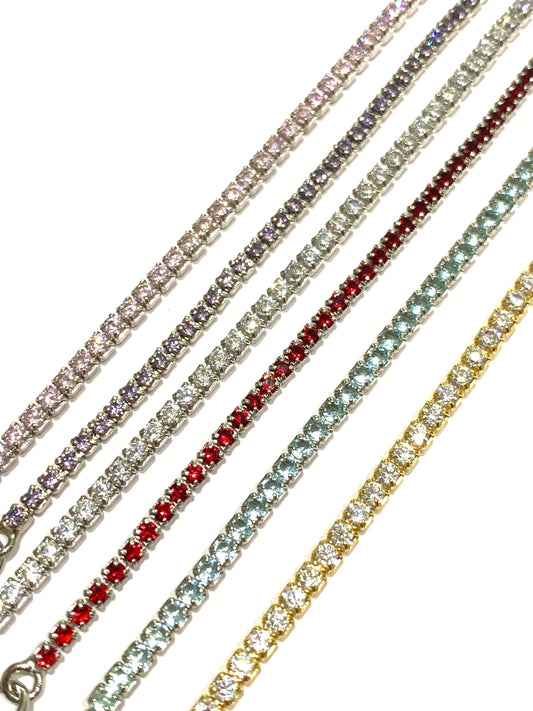 Bracciale tennis sottile in argento con zirconi colorati.

Disponibili più varianti: rosa, lilla, bianco, rosso, acquamarina, dorato.

Lunghezza regolabile da 16,5 a 19,5 cm. 

Larghezza totale 0,2 cm.