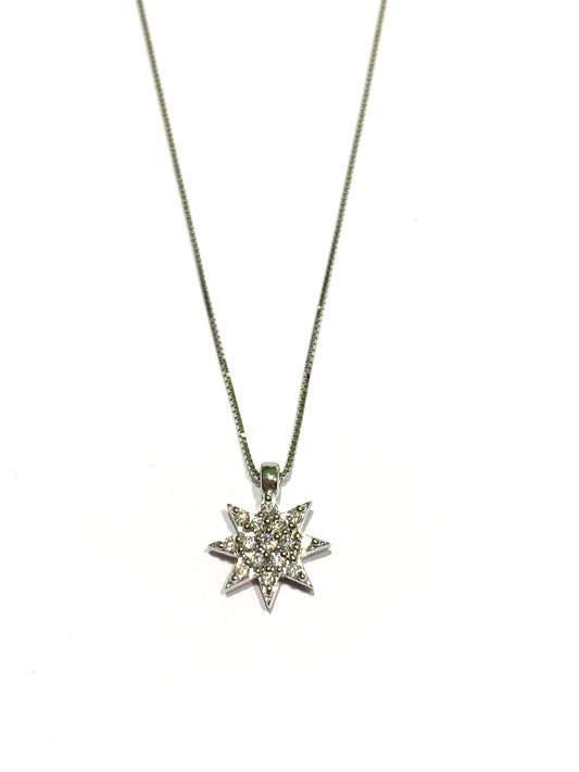 Collana in oro bianco 18kt con ciondolo a stella ricoperto da diamanti.

Lunghezza catena 44 cm.

Dimensione ciondolo 0,8 cm.

Caratura diamanti 0,08