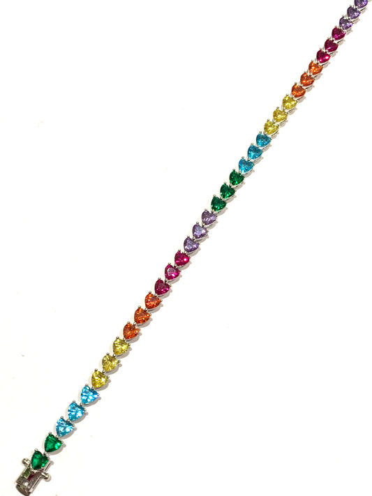 Bracciale tennis in argento con zirconi multicolore con effetto arcobaleno a forma di cuore.

Lunghezza 18 cm. 

Dimensione zirconi 0,4 cm.