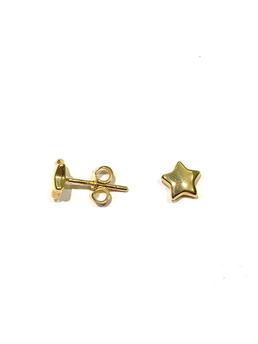 Orecchini in oro giallo 18kt con stelle lisce.
Dimensione 0,7 cm.
Chiusura con farfalline.