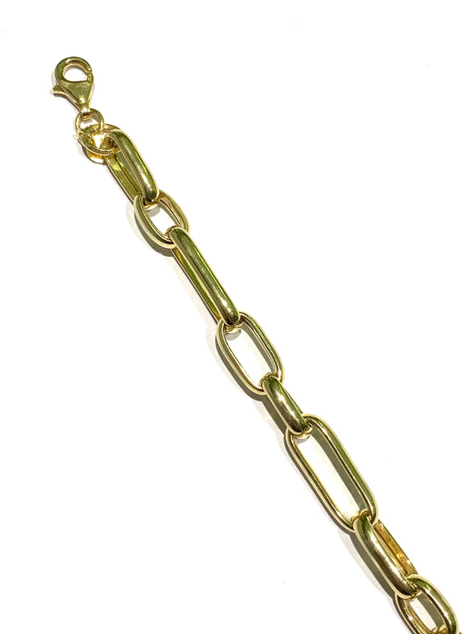 Bracciale in argento bagnato in oro giallo con maglia a catena.
Lunghezza totale 19,5 cm, regolabile in ogni anello del bracciale.
Dimensione anelli 0,8 cm.