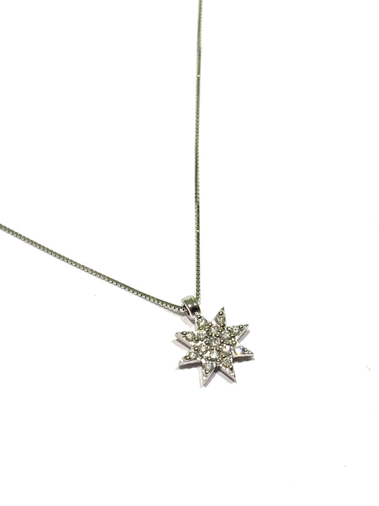 Collana in oro bianco 18kt con ciondolo a stella ricoperto da diamanti.

Lunghezza catena 44 cm.

Dimensione ciondolo 0,8 cm.

Caratura diamanti 0,08