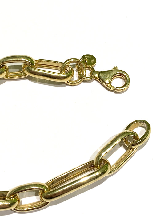 Bracciale in argento bagnato in oro giallo con maglia a catena.
Lunghezza totale 19,5 cm, regolabile in ogni anello del bracciale.
Dimensione anelli 0,8 cm.
