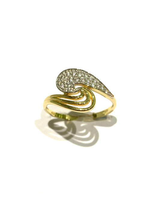Anello in oro giallo 18kt in parte ricoperto da zirconi.
Larghezza 1 cm.
Misura 15.