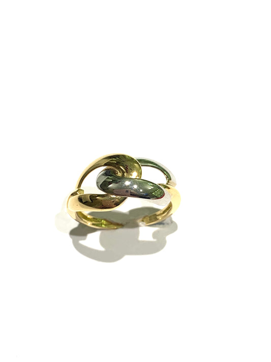 Anello in oro bianco e giallo 18kt con intrecci.
Larghezza 1 cm.
Misura 16.