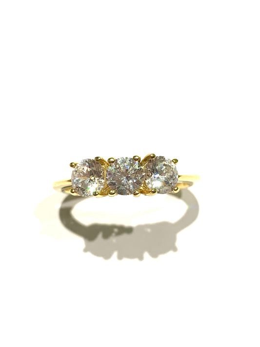 Anello trilogi in oro giallo 18kt con tre zirconi.
Dimensione zirconi 0,3 cm.
Misura 11.