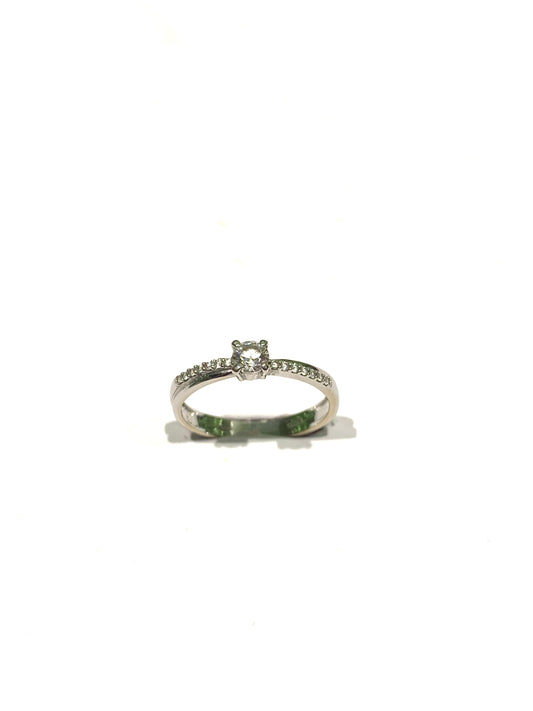 Anello in oro bianco 18kt con zircone solitario e gambo ricoperto da piccoli zirconi.

Dimensione zircone 0,3 cm.

Misura 14.