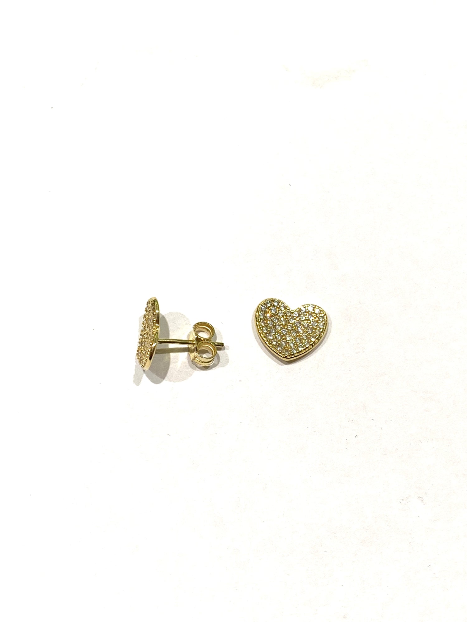 Orecchini in oro giallo 18kt con cuore ricoperto da zirconi.

Dimensioni cuore 1 cm.

Chiusura con farfalline.