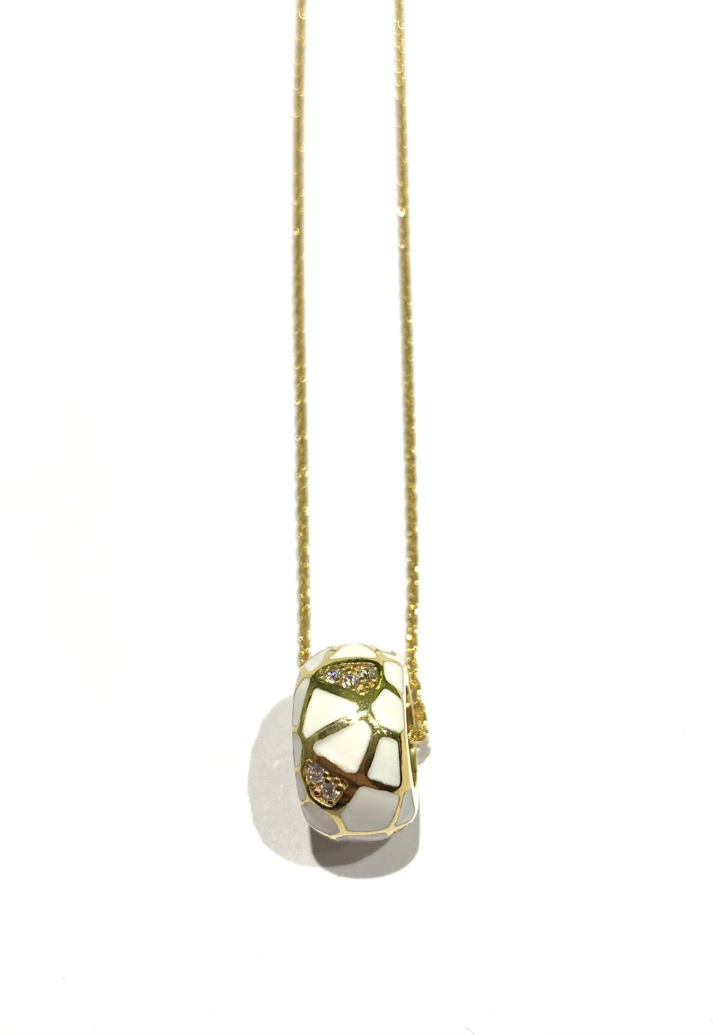 Collana in argento bagnata in oro giallo con ciondolo tondo ricoperto da smalto e zirconi.

Due colori disponibili: bianco o blu.

Lunghezza catena regolabile a 40 cm oppure a 45 cm.

Dimensione ciondolo 1,3 cm.

Diametro interno del ciondolo 0,6 cm.