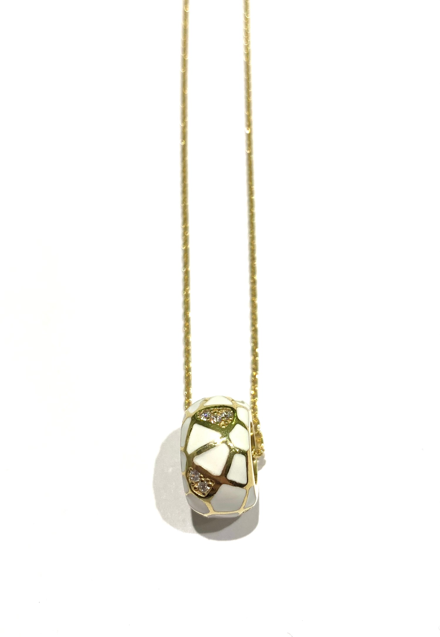 Collana in argento bagnata in oro giallo con ciondolo tondo ricoperto da smalto e zirconi.

Due colori disponibili: bianco o blu.

Lunghezza catena regolabile a 40 cm oppure a 45 cm.

Dimensione ciondolo 1,3 cm.

Diametro interno del ciondolo 0,6 cm.