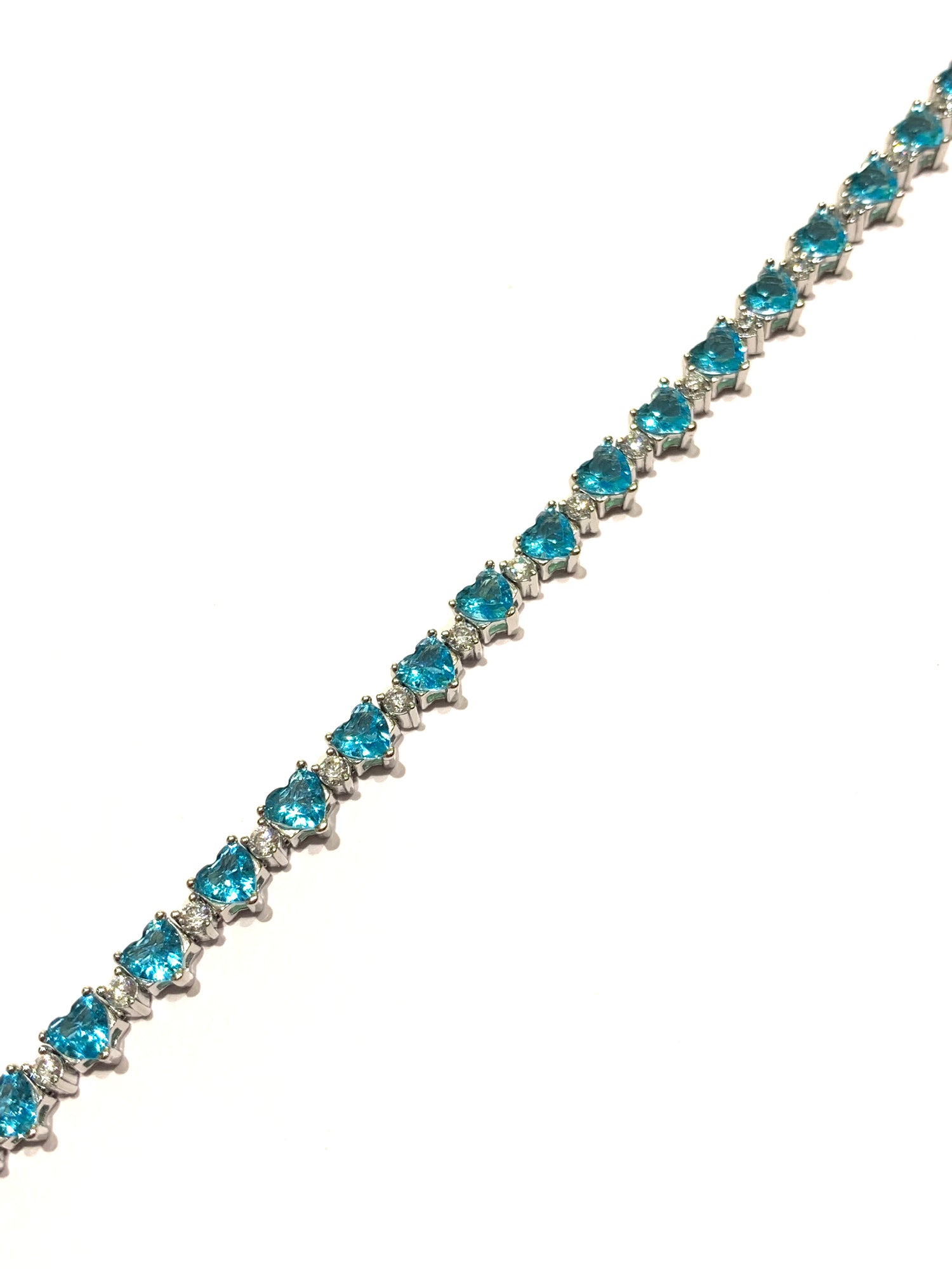 Bracciale tennis in argento con zirconi azzurri a forma di cuore alternati a zirconi bianchi.

Lunghezza 18 cm. 

Dimensione zirconi 0,4 cm.