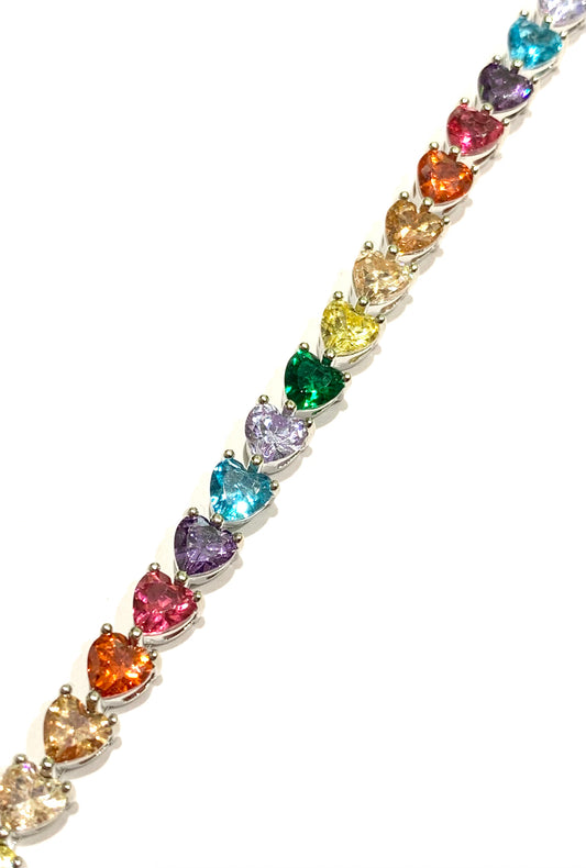 Bracciale tennis in argento con zirconi multicolore con effetto arcobaleno a forma di cuore.
Lunghezza 18 cm.
Dimensione zirconi 0,4 cm.