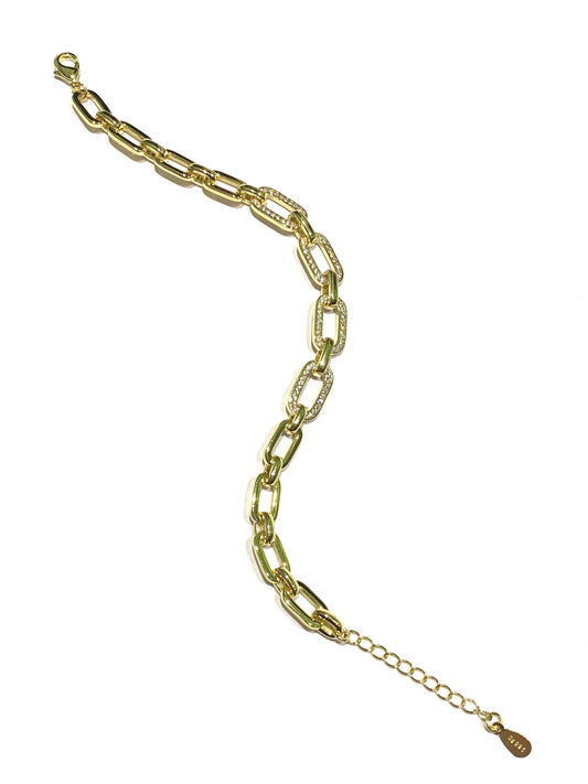 Bracciale in argento dorato con maglia a catena.

I tre anelli centrali sono ricoperti interamente da zirconi.

Lunghezza regolabile da 15,5 a 18,5 cm.

Larghezza 0,6 cm.

Dimensione tre anelli centrali 0,7 cm.