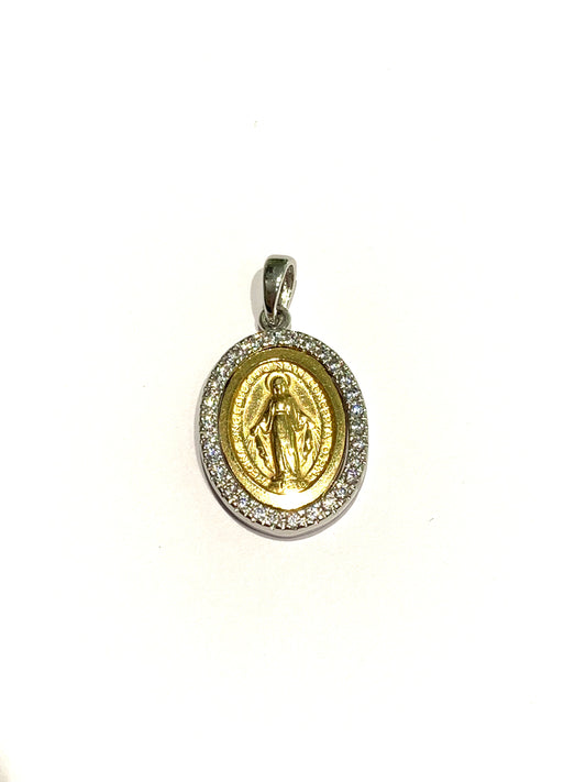 Ciondolo in oro giallo e bianco 18kt con Madonna Miracolosa circondata da zirconi bianchi.