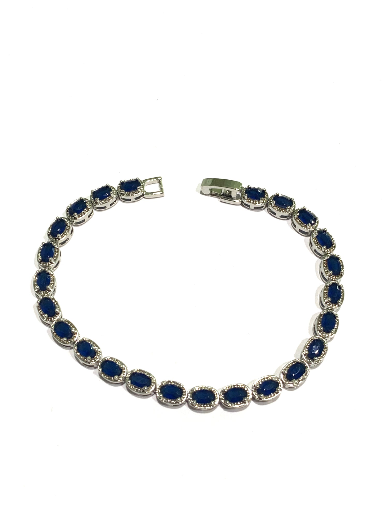 Bracciale tennis in argento con zirconi bianchi e colorati.

Disponibile con zirconi bianchi, con blu zaffiro e rosso rubino.

Lunghezza colore blu e bianco 18 cm.

Lunghezza colore rosso 18 cm + prolunga di 2 cm per un totale di 20 cm (visibile in foto).

Dimensione 0,5 cm.
