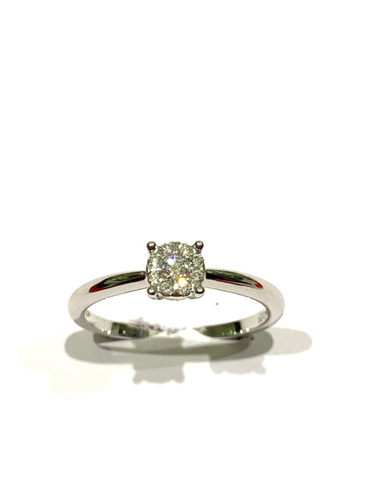 Anello in oro bianco 18kt con diamante solitario centrale circondato da piccoli diamanti.
Caratura diamanti 0,08.
Dimensione 0,4 cm.
Misura 15.