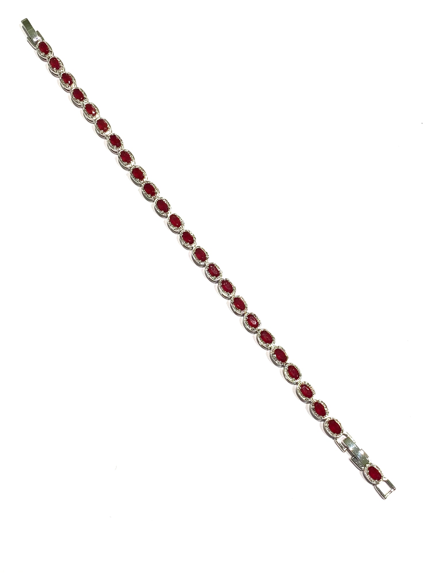 Bracciale tennis in argento con zirconi bianchi e colorati.

Disponibile con zirconi bianchi, con blu zaffiro e rosso rubino.

Lunghezza colore blu e bianco 18 cm.

Lunghezza colore rosso 18 cm + prolunga di 2 cm per un totale di 20 cm (visibile in foto).

Dimensione 0,5 cm.