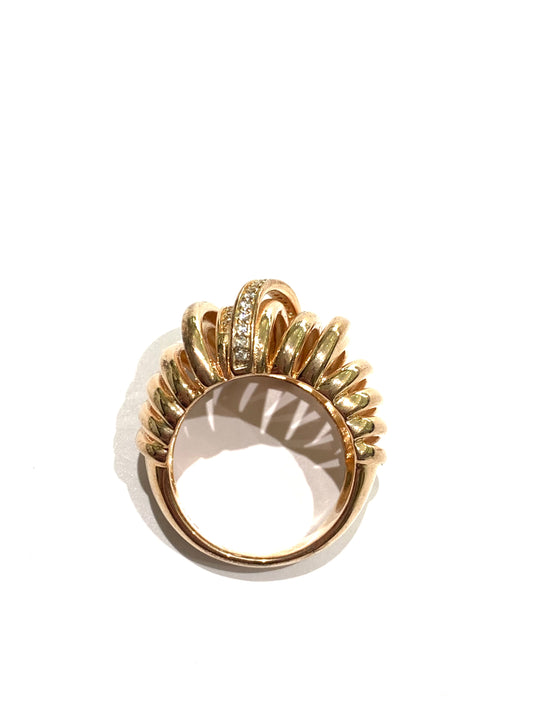 Anello in argento bagnato in oro rosa con fasce verticali di cui la centrale ricoperta da zirconi.
Larghezza fascia 1,5 cm.
Misura 13.
