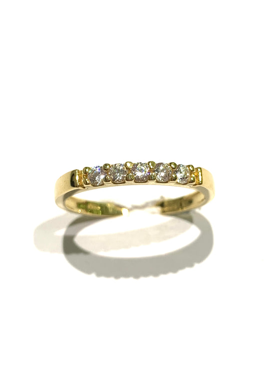 Anello in oro giallo 18kt con cinque zirconi.
Dimensione zirconi 0,2 cm.
Misura 14.