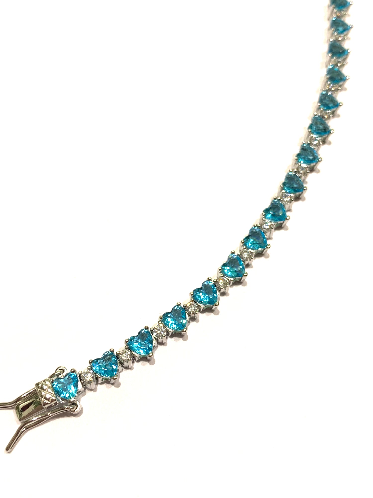 Bracciale tennis in argento con zirconi azzurri a forma di cuore alternati a zirconi bianchi.

Lunghezza 18 cm. 

Dimensione zirconi 0,4 cm.