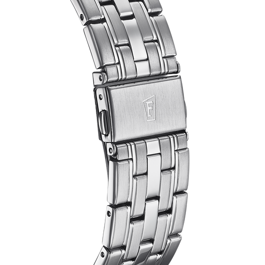 Orologio per uomo in maglia acciaio con fondo del quadrante blu e con numeri e lancette dorati, con cronografo.

Lunghezza totale 21 cm, con possibilità di regolarlo. 

Larghezza cinturino 2,1 cm.

Diametro cassa 4,2 cm.

Meccanismo funzionante con pila.

Resistenza all'acqua 3 ATM. 

Garanzia 2 anni.