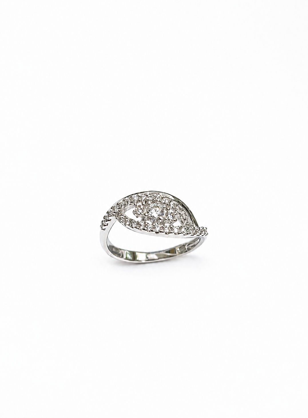 Anello trilogi in oro bianco 18kt con tre zirconi e fascetta con zirconi.

Dimensione zircone centrale 0,3 cm.

Dimensione totale 0,8 cm.

Misura 14.