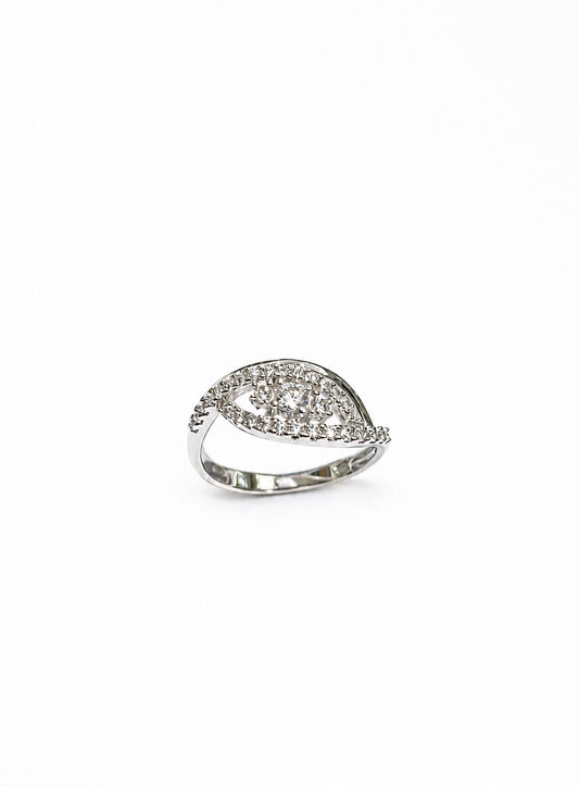 Anello trilogi in oro bianco 18kt con tre zirconi e fascetta con zirconi.

Dimensione zircone centrale 0,3 cm.

Dimensione totale 0,8 cm.

Misura 14.
