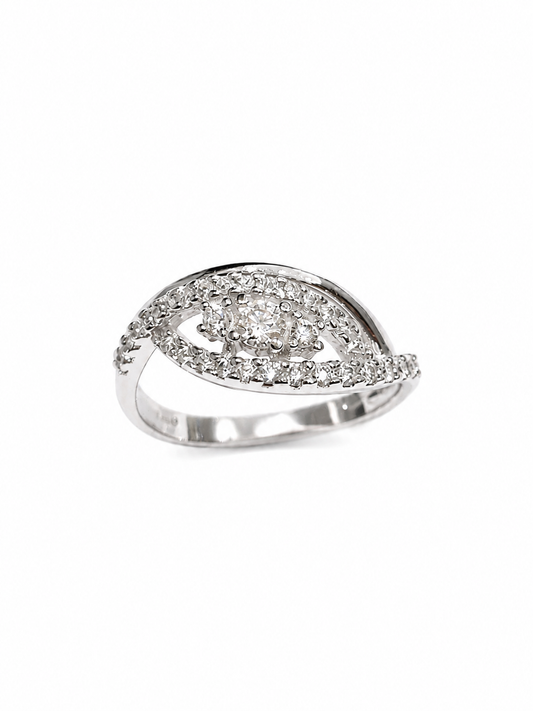 Anello trilogi in oro bianco 18kt con tre zirconi e fascetta con zirconi.
Dimensione zircone centrale 0,3 cm.
Dimensione totale 0,8 cm.
Misura 14.