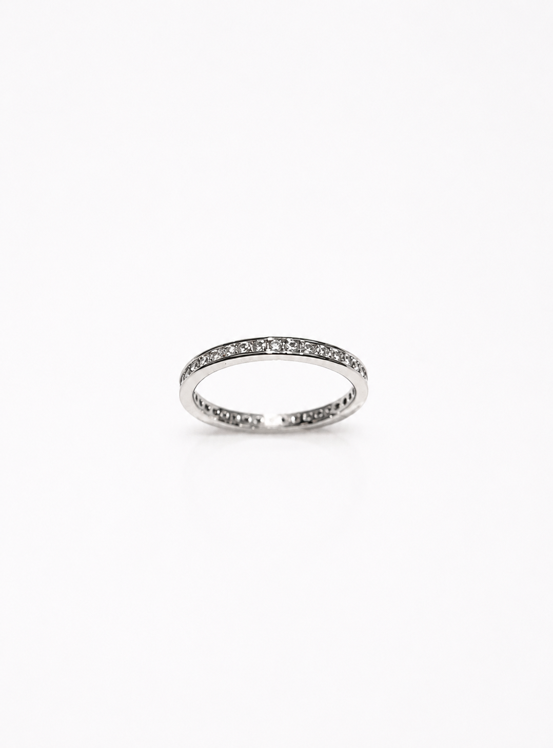Anello fedina in oro bianco 18kt circondato interamente da zirconi.

Dimensione 0,2 cm.

Misura 14.