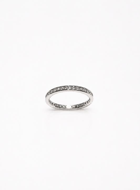 Anello fedina in oro bianco 18kt circondato interamente da zirconi.

Dimensione 0,2 cm.

Misura 14.